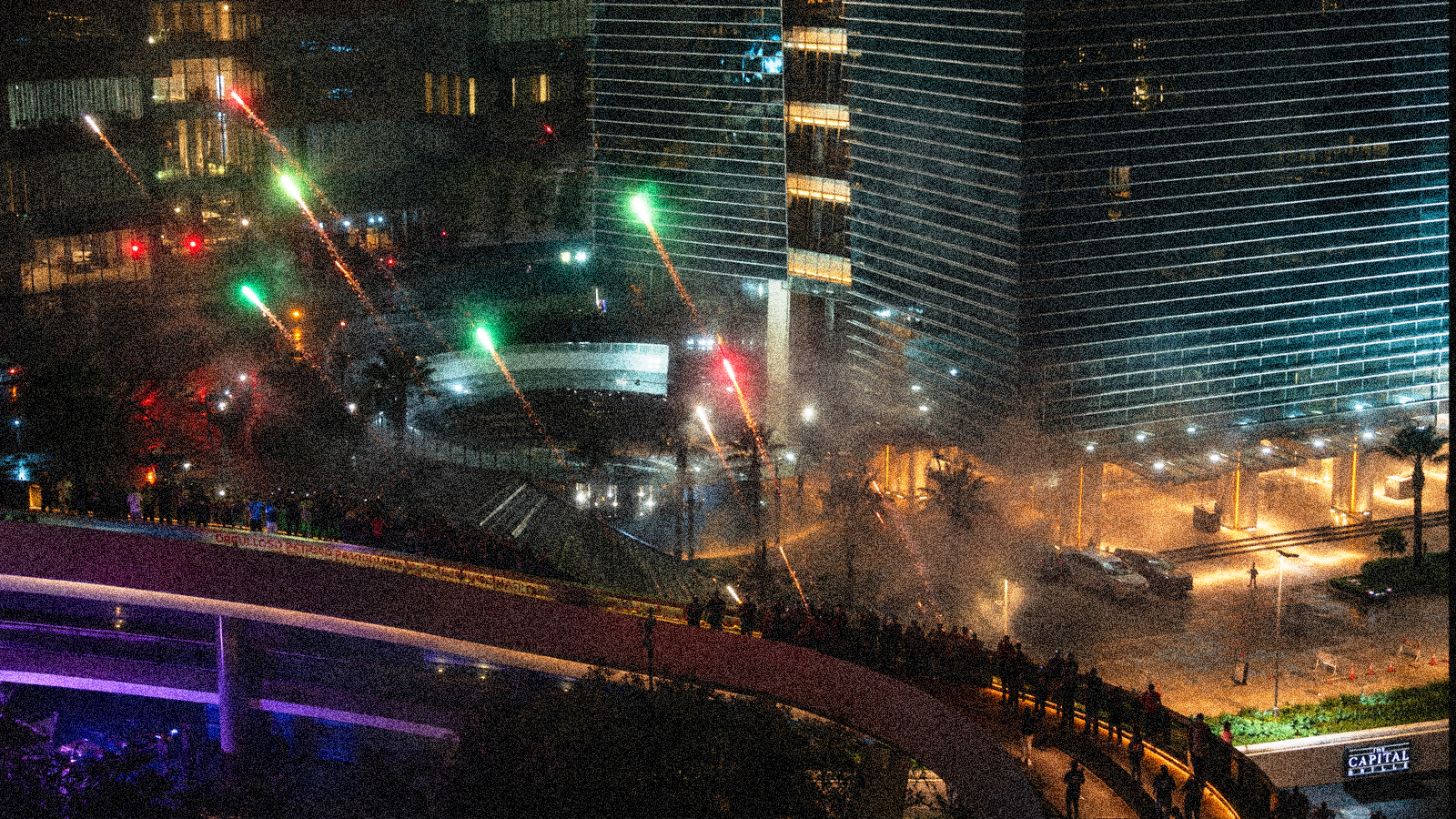 Aficionados mexicanos lanzan fuegos artificiales frente al hotel de Inglaterra antes del partido